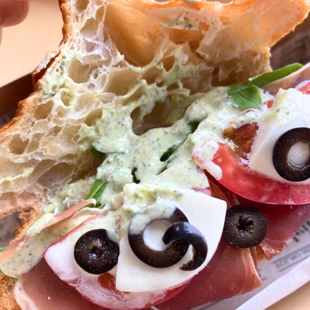 レゴランドのランチ・ファクトリーサンドウィチカンパニー（クロワッサンサンド）レビュー