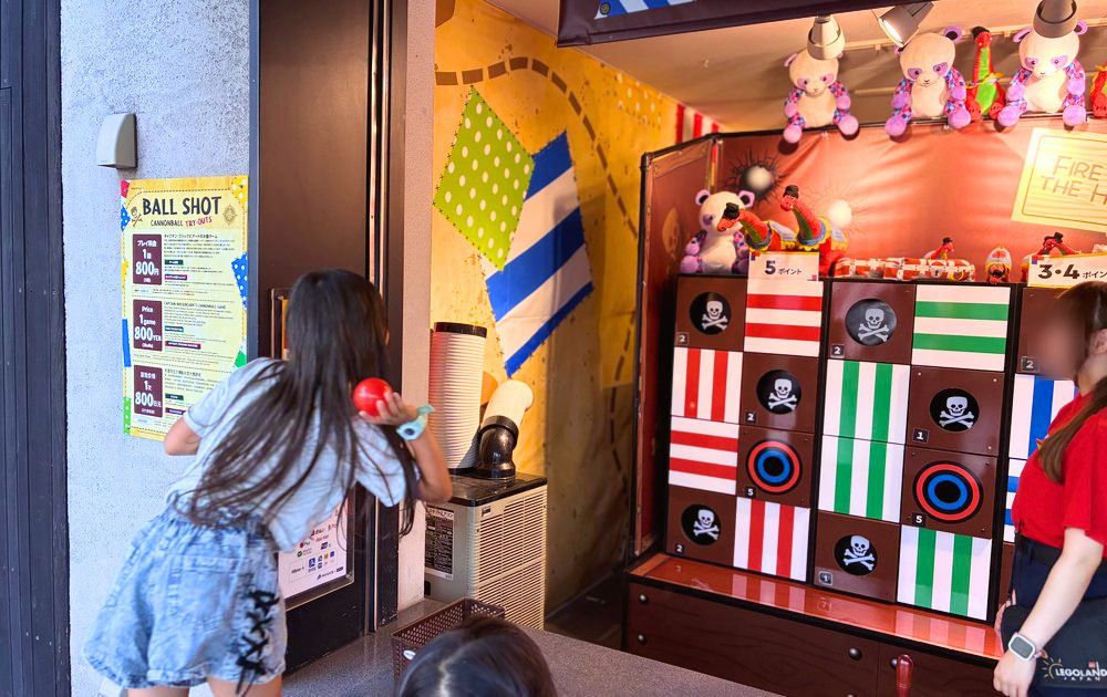 ボールを投げて的を狙う「BALL SHOT」に挑戦する女の子