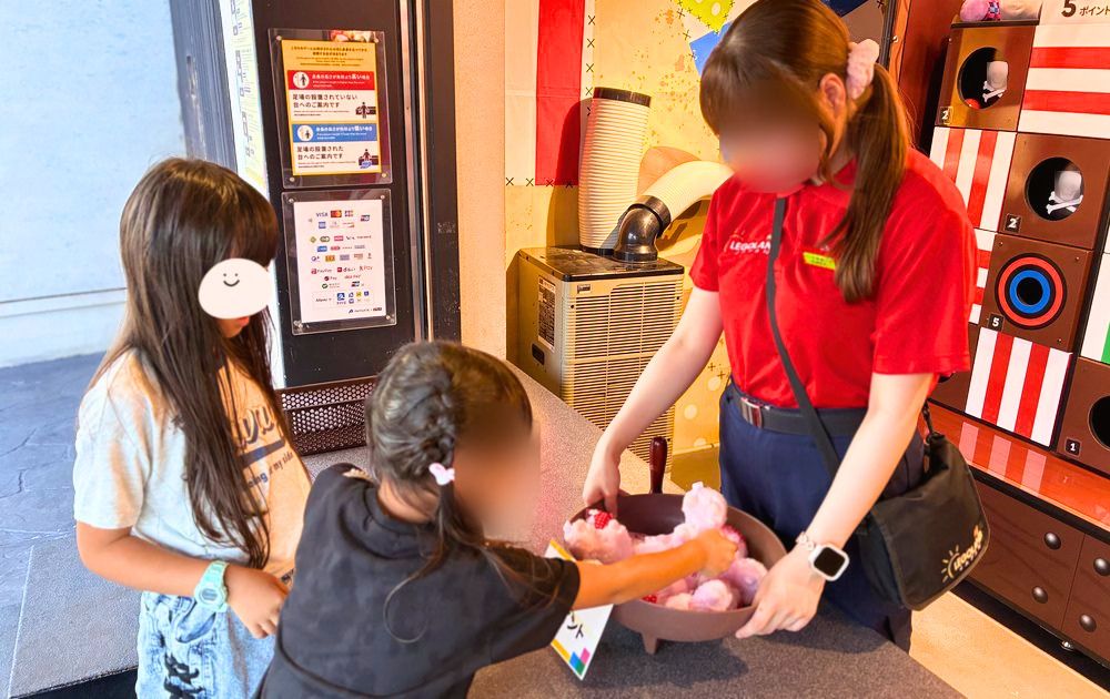 ゲームの景品のぬいぐるみを選ぶ子どもたち