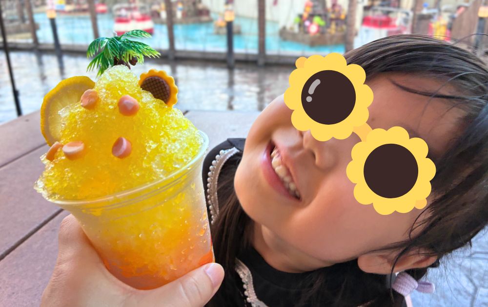 まつりナイトのレモンかき氷を持って笑う女の子
