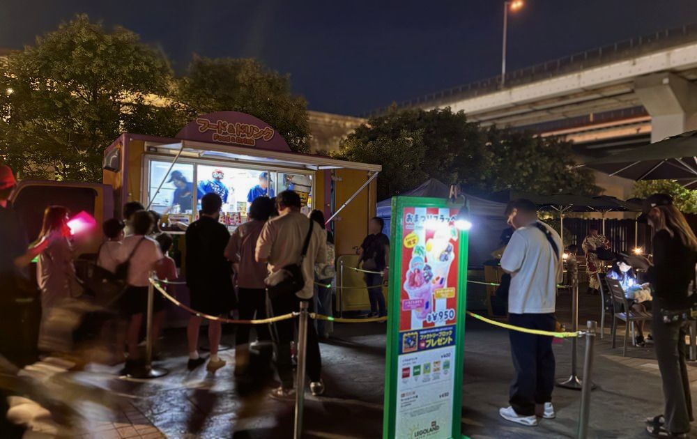 レゴランドのまつりナイト2026のキッチンカーの行列