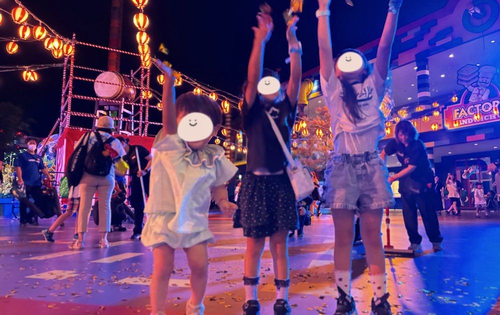提灯の下で音楽に合わせて踊る子どもたち