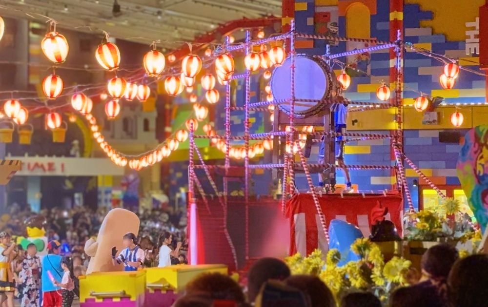レゴランドのまつりナイト2026のやぐらと提灯