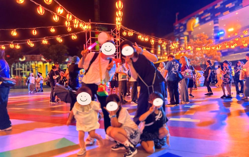 レゴランドのまつりナイト2026の盆踊り会場で記念撮影