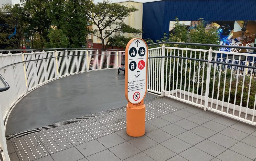 金城ふ頭駐車場のスロープ