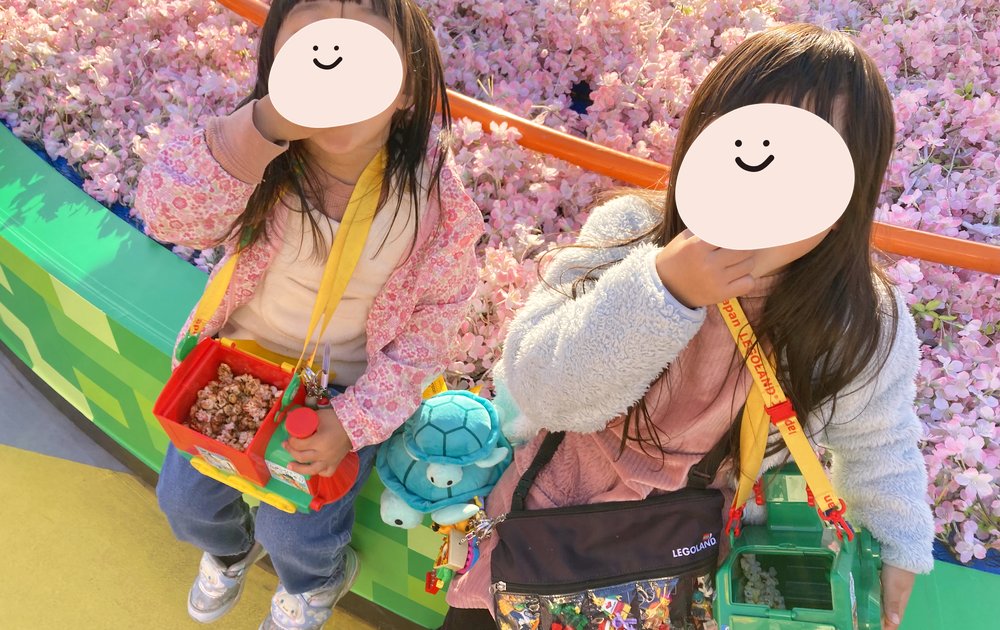 レゴランドでポップコーンを食べる